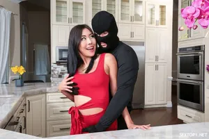 Nữ tiền bối thường chữi bới tôi lại làm ở một tiệm mát-xa “đặc biệt”
