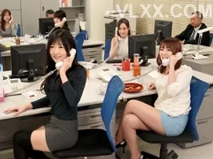 Thư ký xinh đẹp của quản lý thích được bắn lên mặt lắm
