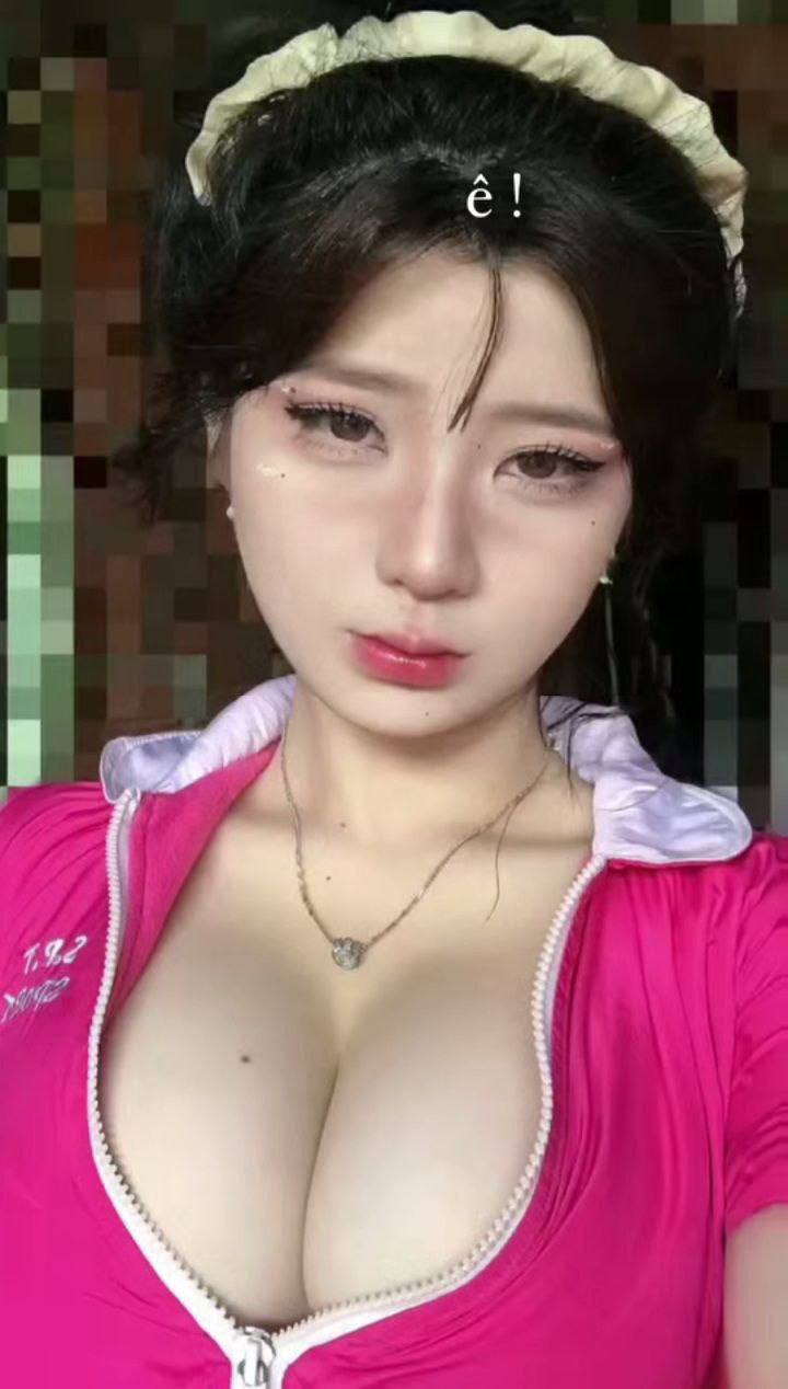 Bố đi làm ăn, con trai ở nhà nhìn thấy má thẩm du trong phòng