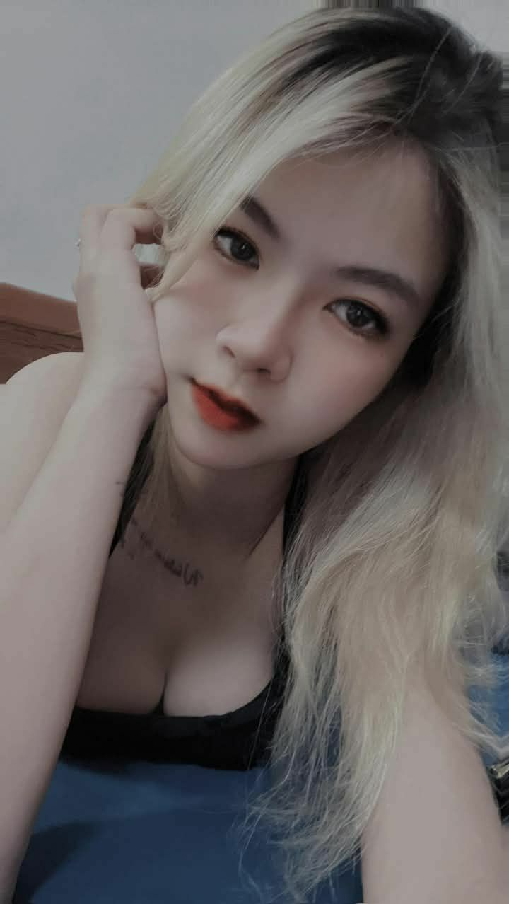 Thật sự là tốt nhất! Thân hình bùng nổ, ngực đẹp mềm mại cúp D, thích được đưa vào từ dưới lên, dương vật giả được mút trên tường, và cái mông to được đưa vào từ phía sau